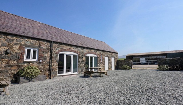 HAFOD, family friendly, with a garden in Pontllyfni