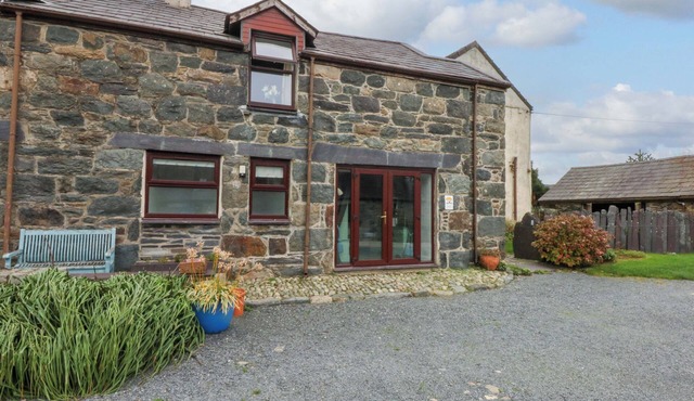 HAFOD, pet friendly, character holiday cottage in Y Felinheli