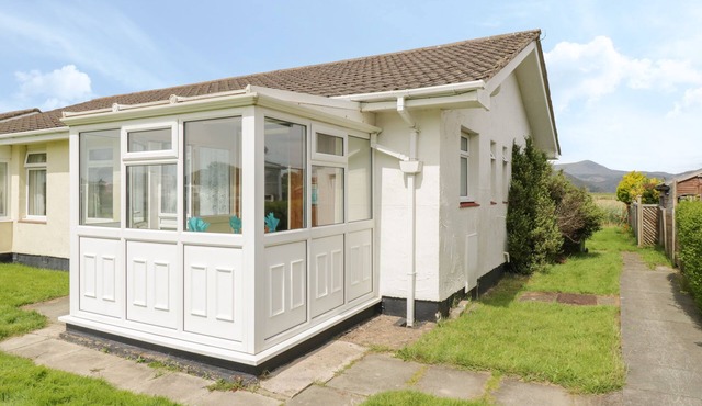 HAFOD-Y-GORS, pet friendly, with a garden in Fairbourne