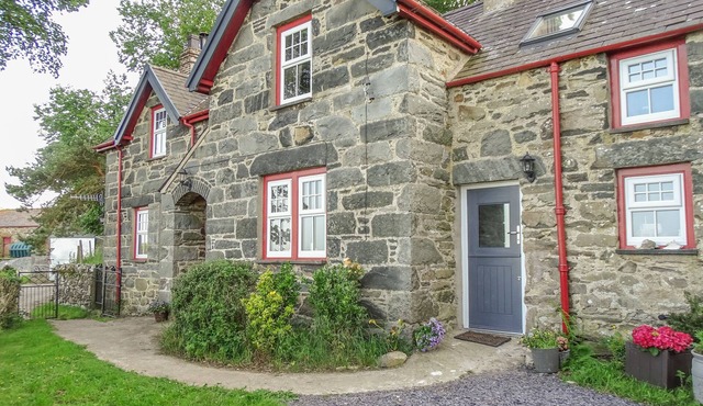 HAFODTY, family friendly, with open fire in Conwy