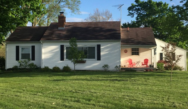 Hagen Homestead, Quiet, serene farmhouse, close to everything!