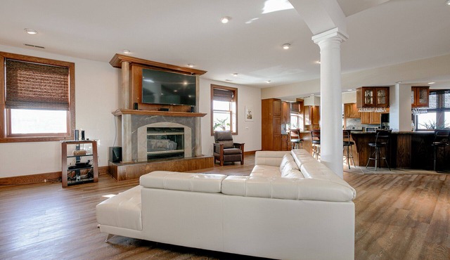 Hagenow Penthouse Suite 3500 Sq. Ft Executive Suite Downtown Lincoln