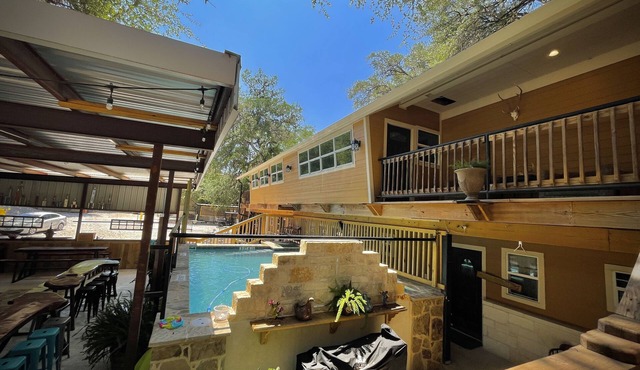 Haggville Hacienda - Private Riverfront @Vacation Frio River - Pool Sleeps 18-38