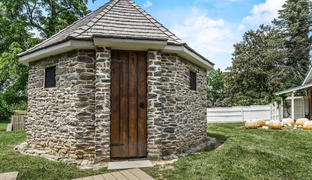 Hagrid's Escape Hut & 2 Escape Rooms Sleeps 15+