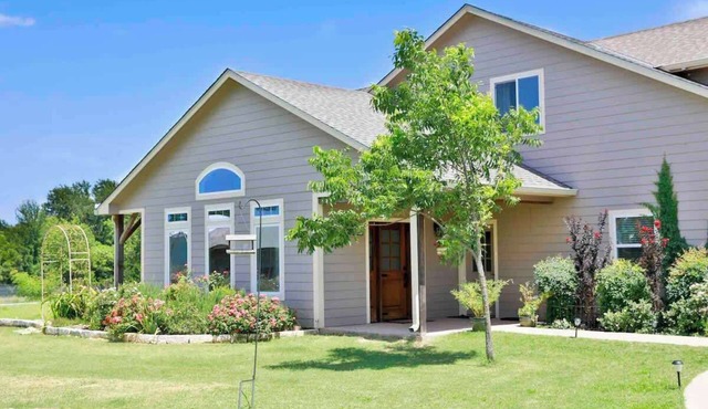 Hailey's Cottage on Small Farm-16 minutes to Silos