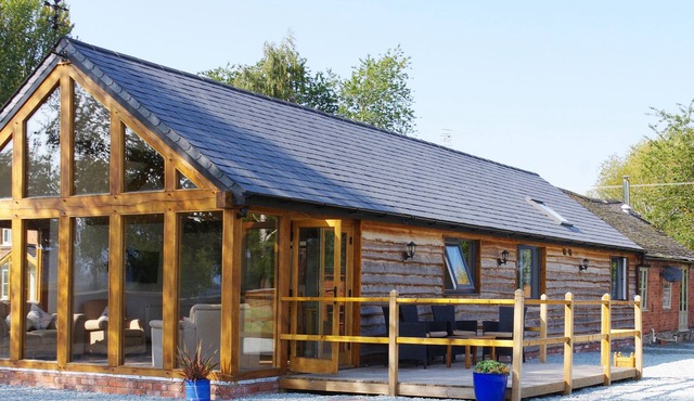 HAIMWOOD BYETAKE, pet friendly, with a garden in Llandrinio