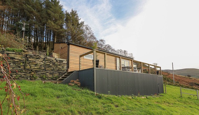 HAKA LODGE, pet friendly, character holiday cottage in Devil’s Bridge