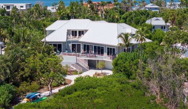 Hakuna Matata ! Beautiful Five Bedroom Captiva home with many free amenities !