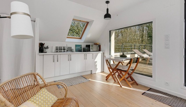 Hakuna Matata: Peaceful Retreat with Large Terrace Overlooking the Forest