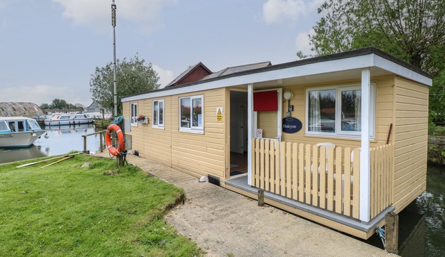 HALCYON, pet friendly, with a garden in Stalham