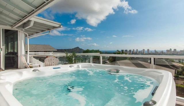 Hale Aloha:Spacious 4BR OceanView Home w/Hot Tub