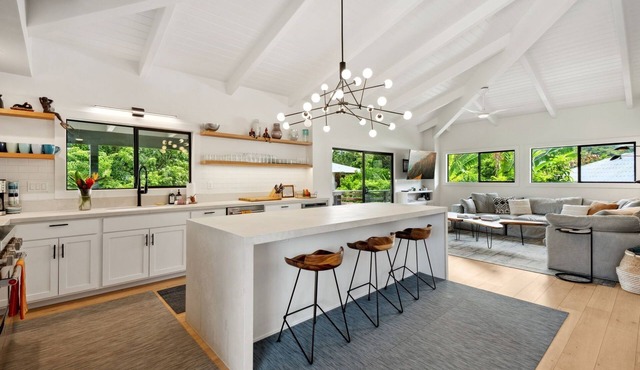 Hale Hanalei 5 Bedroom Home by RedAwning