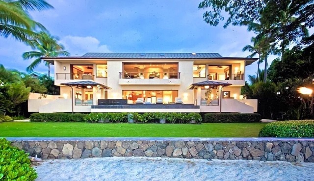 Hale I'a U'i “Beautiful Fish Home”an OCEANFRONT ESCAPE where LUXURY meets ALOHA!