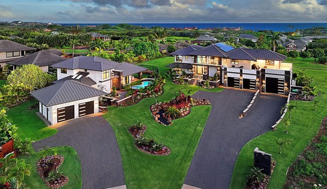 Hale Kahili: 8BR Ocean View Estate w/Pools+Spa!