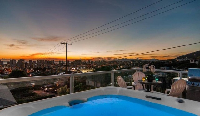 Hale Ohana: 7BR Estate w/2 Hot Tubs & Ocean Views