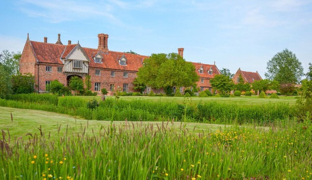 Hales Hall - Seven Bedroom House, Sleeps 14