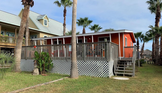 Half Block to Beach, Porch With Ocean Breeze, Pet Friendly, Golf Cart Access