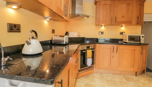 HALF ISLAND HOUSE, pet friendly, with open fire in Sedbergh