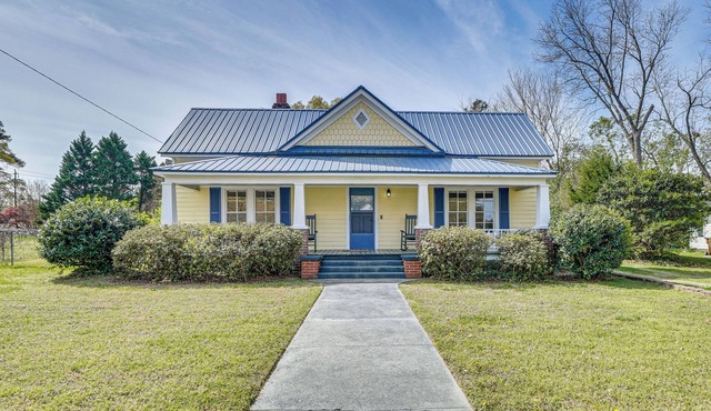 Half-Mi to Dtwn Wendell! 60s Farmhouse w/Fire Pit