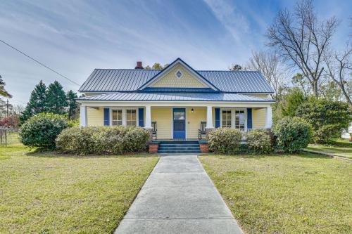 Half-Mi to Dtwn Wendell! 60s Farmhouse w/Fire Pit