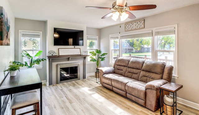 Half-Mi to Dtwn Yankton & River: Charming Home!