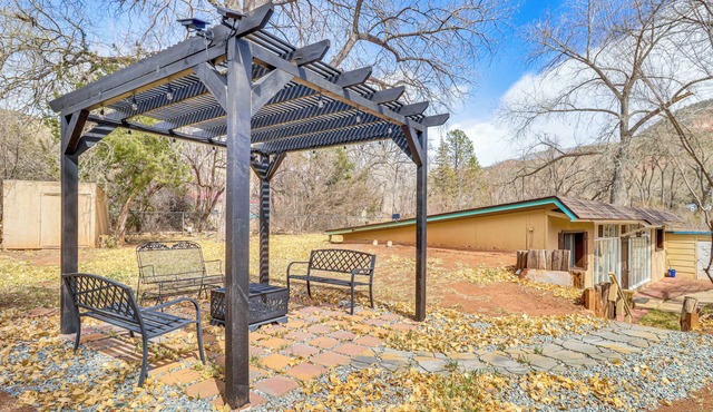 Half-Mi to Jemez Hot Springs: Cozy Cabin Getaway!