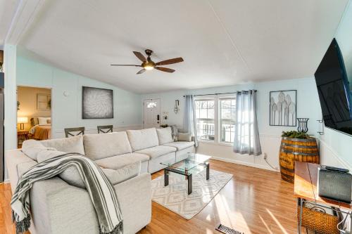 Half-Mi to Lakemont Park Family-Friendly Home!