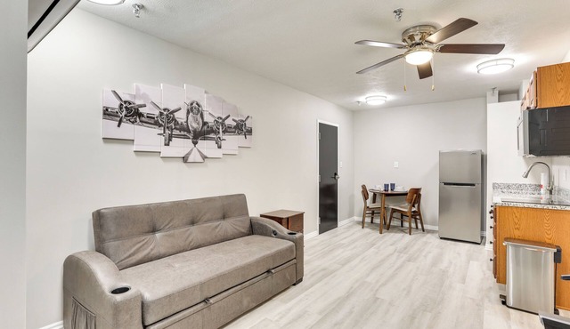 Half-Mi to Oakland City Golf Club: Sleek Apartment