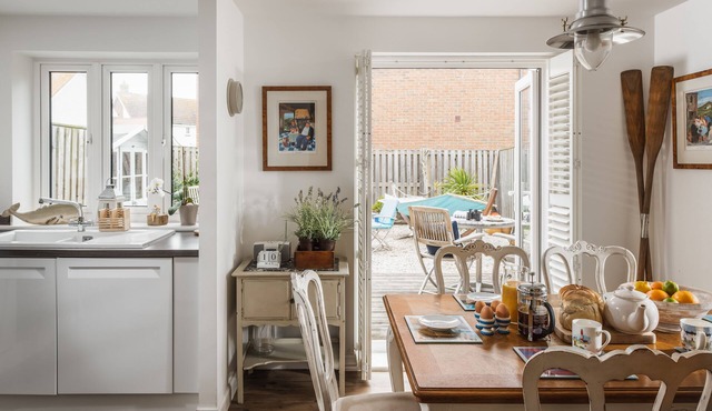 Half Moon - a cottage that sleeps 5 guests in 3 bedrooms