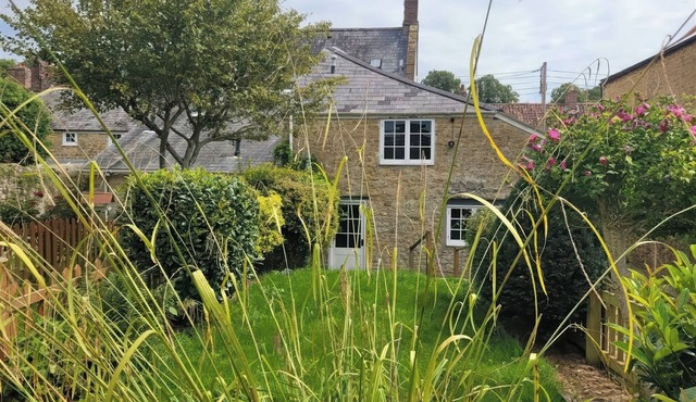 HALF PINT COTTAGE, pet friendly, with a garden in Beaminster