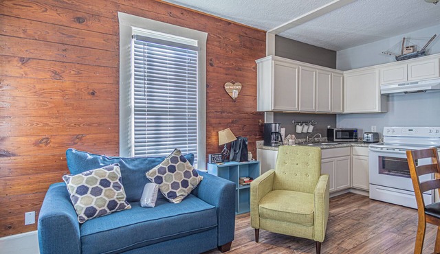 HALF PINT! Pet Friendly, Sleeps 6