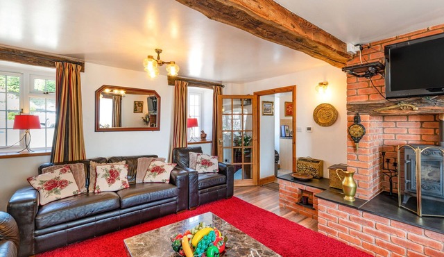 HALFEN GRANARY, pet friendly, with open fire in Llanfyllin