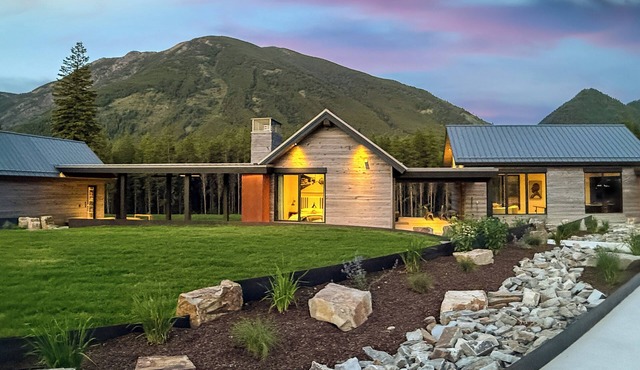 Halfmoon Camp | Luxury Near Glacier
