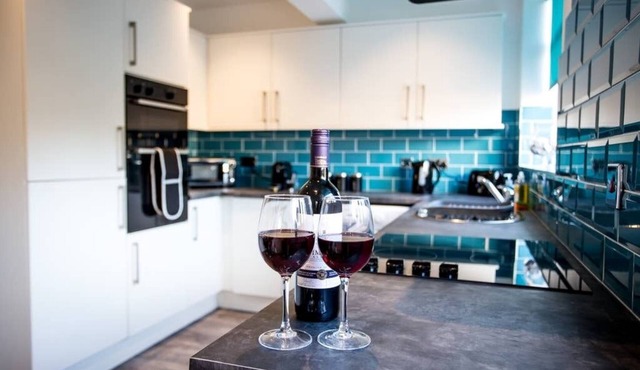 Halford House ~ 3 Bedroom ~ Great location