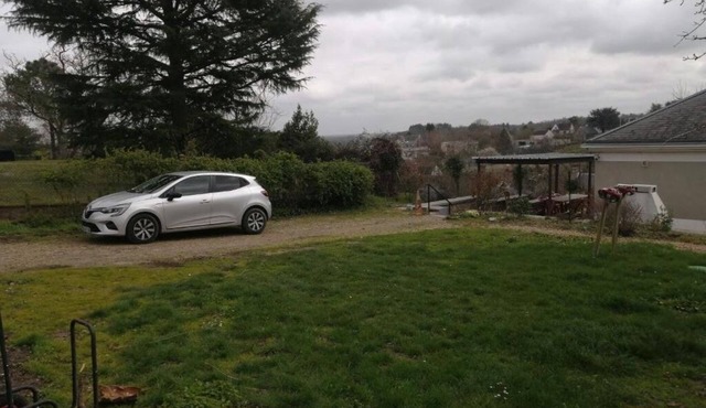 Halfway between town and Beauval zoo, large covered outdoor area