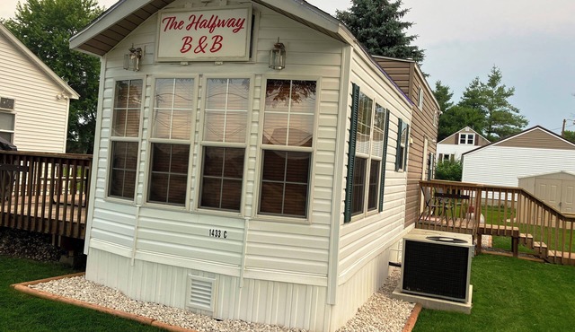 Halfway Tiny House - 3 BR Small Town Iowa Rural Setting!