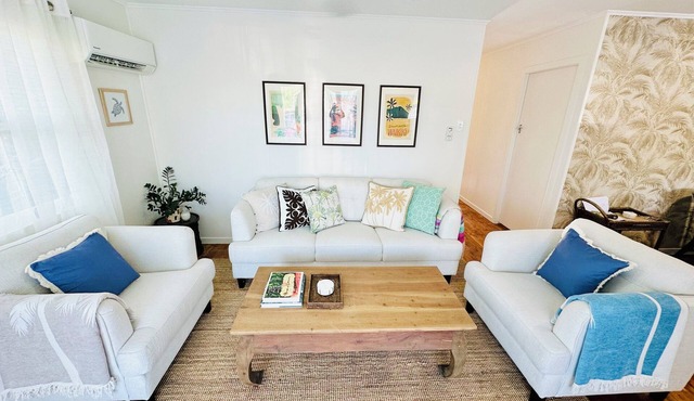 Hali'a - Renovated, 3 Bedroom Beach Cottage in Burleigh 5 mins walk to beach