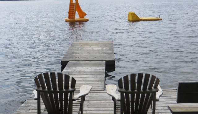 Haliburton Lakefront Sleeps 8 + 7 Boats Included + 2 Swim Rafts & 2 King Beds