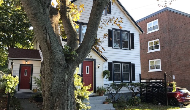 Halifax Downtown 1 QUEEN BEDROOM in Century Flat - 30 + Nights June/Aug 31