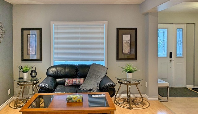 Halifax/Lakeside Bachelor Queen Bed Prvt Bath/Kitchen/Entrance (Front Unit)