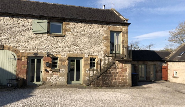 HALL END BARN, pet friendly, with open fire in Earl Sterndale