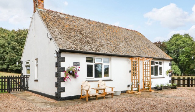 HALL FARM COTTAGE, pet friendly, country holiday cottage in Louth