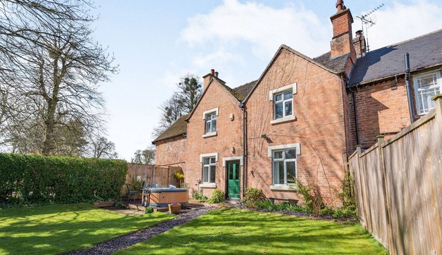 HALL FARM HOUSE, family friendly, with hot tub in Southwell