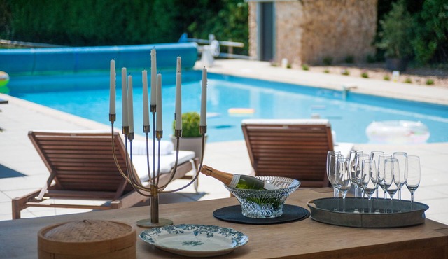 Hall Farmhouse. dog friendly, large outdoor pool, hot tub, firepit & XL BBQ