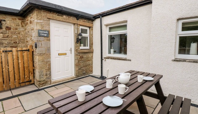 HALL GARTH COTTAGE, pet friendly in Carperby
