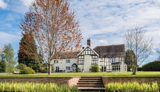 HALL O'COOLE, character holiday cottage, with open fire in Wrenbury