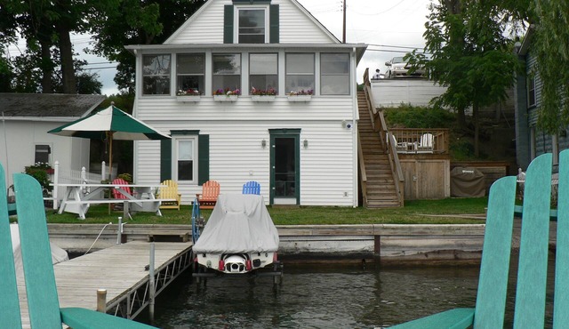 Hall's Grape Escape - Lakefront Cottage Retreat on Keuka Lake