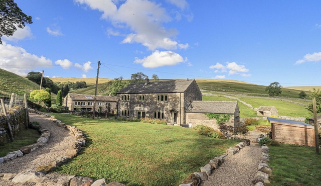 HALLBECK, pet friendly, character holiday cottage in Buckden