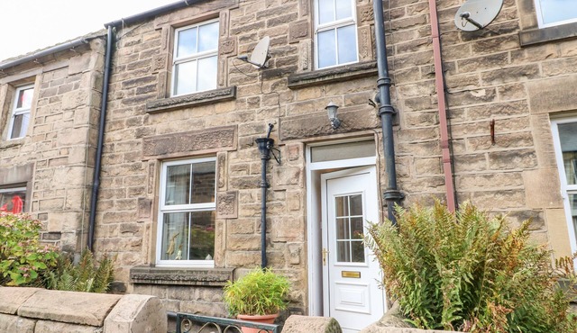 HALLBROOK COTTAGE, pet friendly, with a garden in Darley Dale