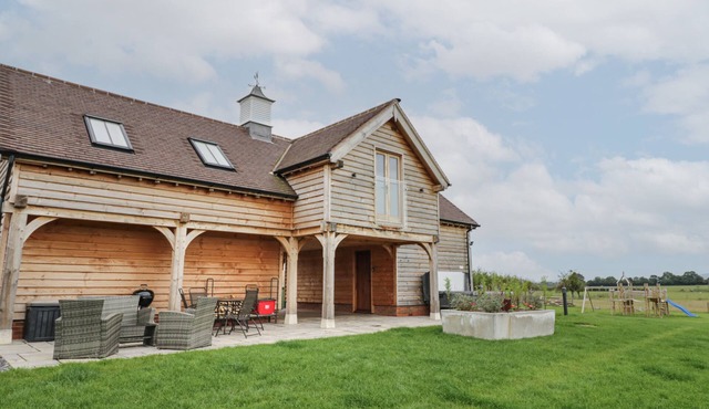 HALLGARTH FARM HOLIDAY LODGE, pet friendly, with hot tub in Peopleton